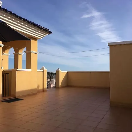 Floor Spacious With Roof Terrace דירה